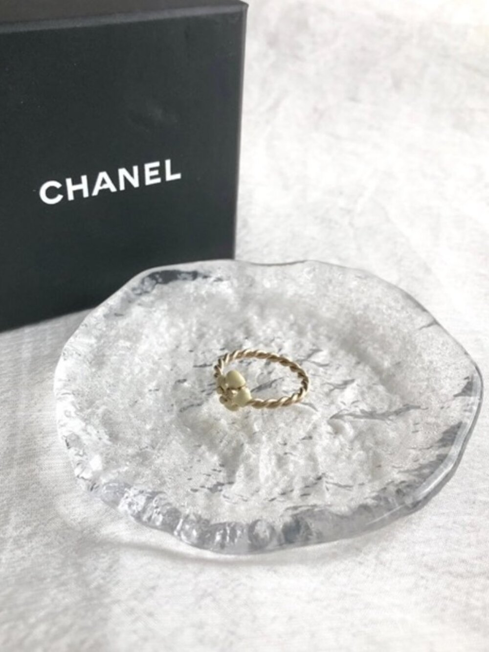 VTG Gold-tone CHANEL Camellia White Enamel Flower Ring w/ Twisted Band, SIZE 6.5